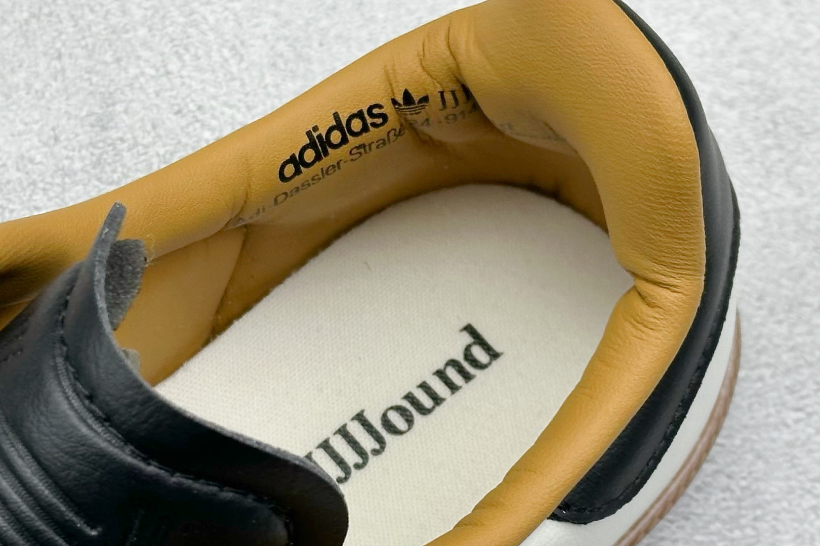 图片[8]-YH长青福利  AD Original Samba OG 复古经典轻便板鞋 带有装饰的超锁缝制和无缝的手感 柔软、柔软的皮革造型和标志性的3条纹完成了精致的外观 正规合身鞋带 鞋面上有绒面鞋垫 橡胶鞋底 享受正畸套筒软感 自50年代首次亮相以来就一直在赢得粉丝的青睐！ 货号：ID8708-选品中心