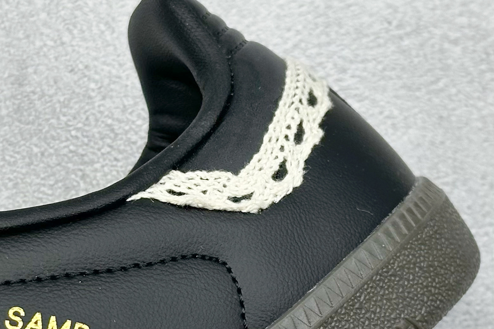 图片[9]-YH长青福利  AD Original Samba OG 复古经典轻便板鞋 带有装饰的超锁缝制和无缝的手感 柔软、柔软的皮革造型和标志性的3条纹完成了精致的外观 正规合身鞋带 鞋面上有绒面鞋垫 橡胶鞋底 享受正畸套筒软感 自50年代首次亮相以来就一直在赢得粉丝的青睐！ 货号：B75807-选品中心