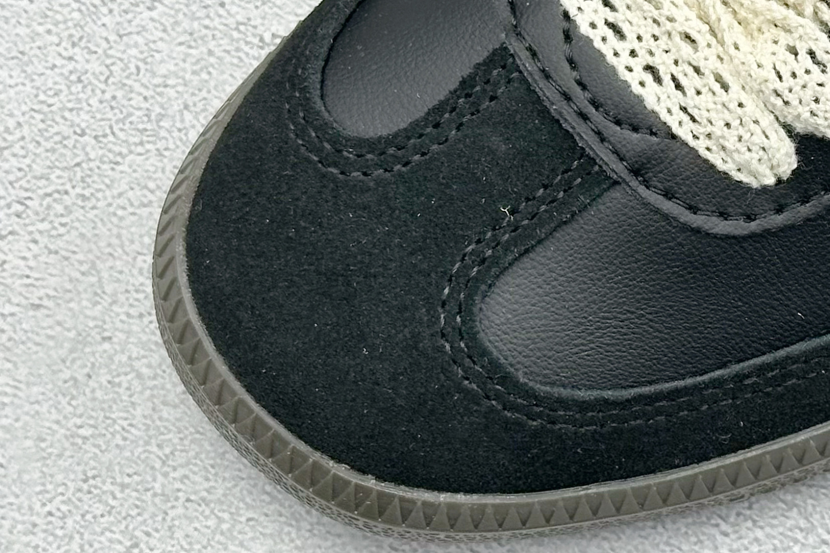 图片[7]-YH长青福利  AD Original Samba OG 复古经典轻便板鞋 带有装饰的超锁缝制和无缝的手感 柔软、柔软的皮革造型和标志性的3条纹完成了精致的外观 正规合身鞋带 鞋面上有绒面鞋垫 橡胶鞋底 享受正畸套筒软感 自50年代首次亮相以来就一直在赢得粉丝的青睐！ 货号：B75807-选品中心