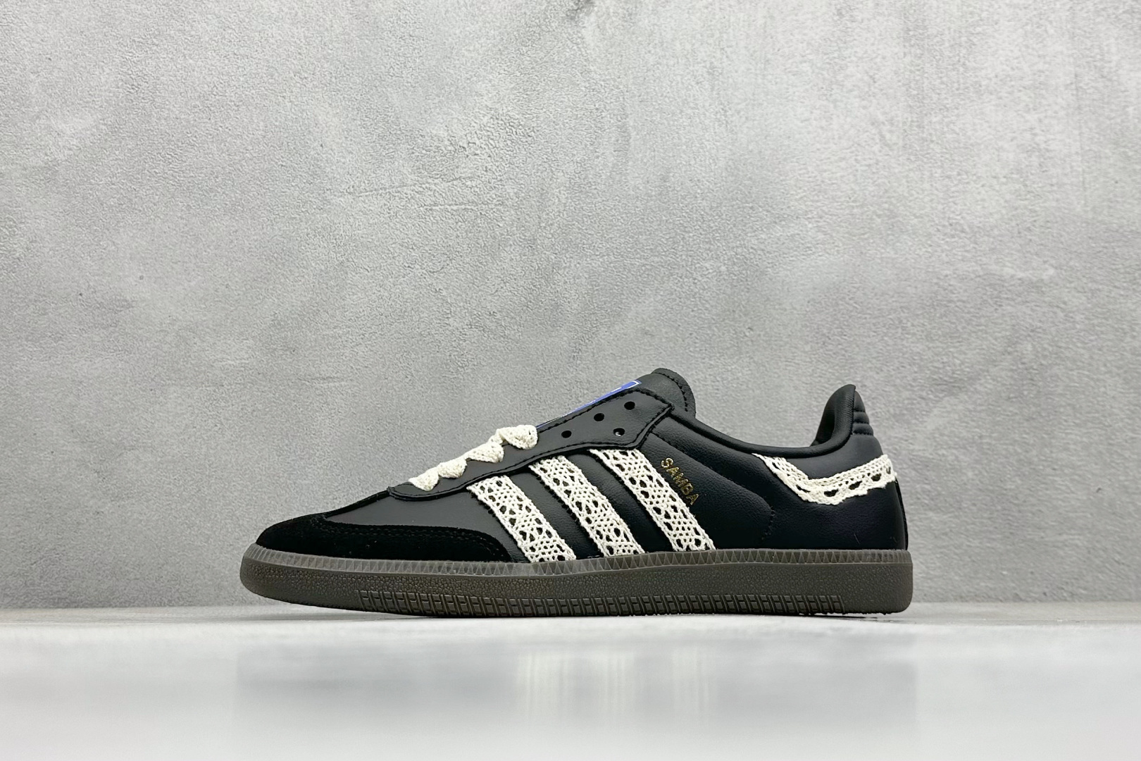 YH长青福利  AD Original Samba OG 复古经典轻便板鞋 带有装饰的超锁缝制和无缝的手感 柔软、柔软的皮革造型和标志性的3条纹完成了精致的外观 正规合身鞋带 鞋面上有绒面鞋垫 橡胶鞋底 享受正畸套筒软感 自50年代首次亮相以来就一直在赢得粉丝的青睐！ 货号：B75807-选品中心