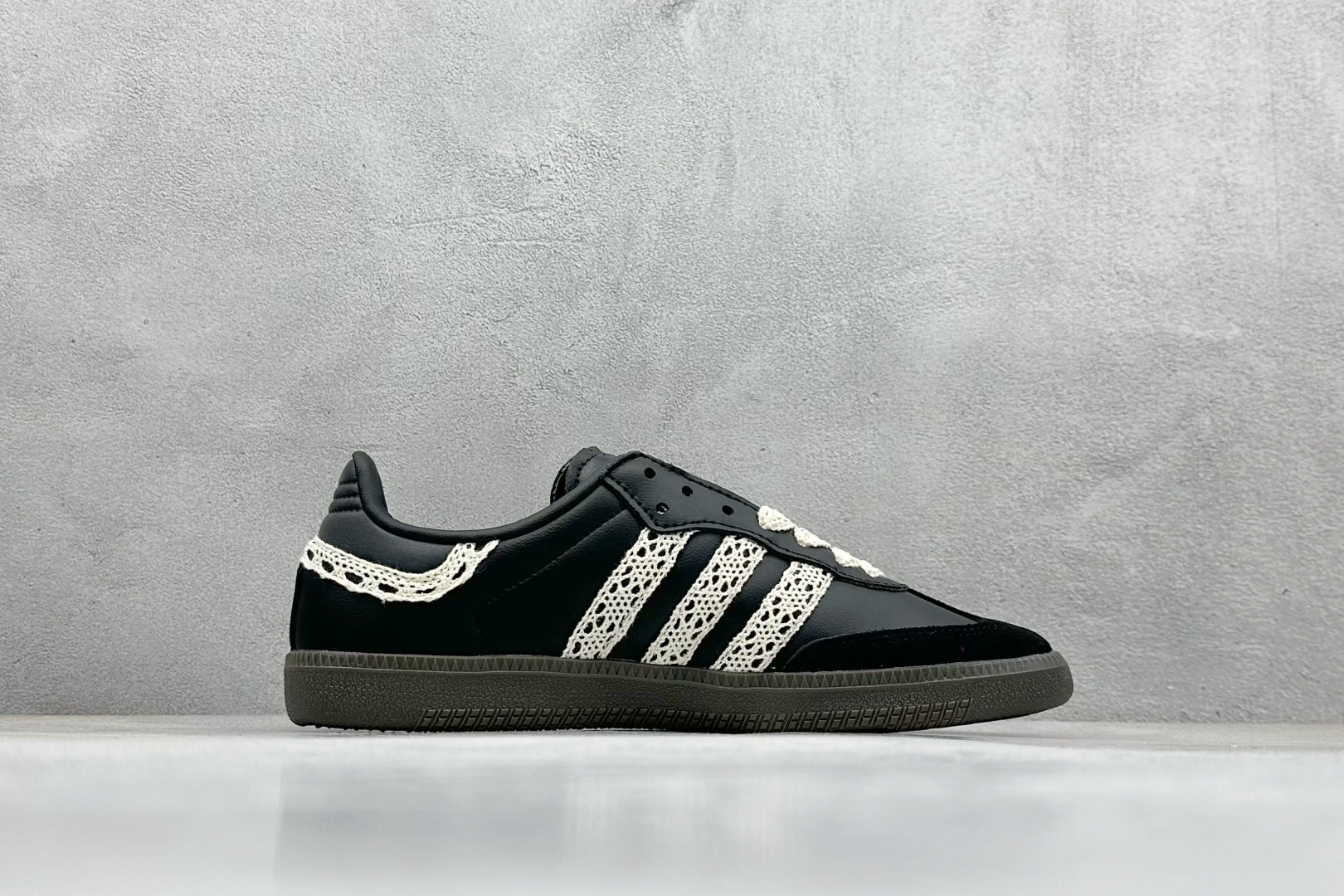 图片[2]-YH长青福利  AD Original Samba OG 复古经典轻便板鞋 带有装饰的超锁缝制和无缝的手感 柔软、柔软的皮革造型和标志性的3条纹完成了精致的外观 正规合身鞋带 鞋面上有绒面鞋垫 橡胶鞋底 享受正畸套筒软感 自50年代首次亮相以来就一直在赢得粉丝的青睐！ 货号：B75807-选品中心