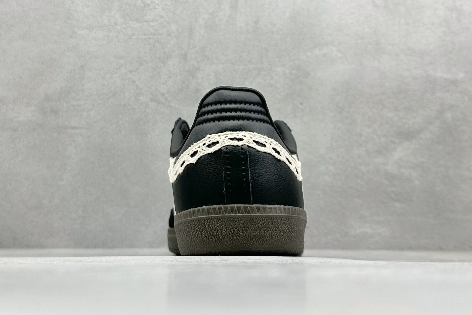 图片[6]-YH长青福利  AD Original Samba OG 复古经典轻便板鞋 带有装饰的超锁缝制和无缝的手感 柔软、柔软的皮革造型和标志性的3条纹完成了精致的外观 正规合身鞋带 鞋面上有绒面鞋垫 橡胶鞋底 享受正畸套筒软感 自50年代首次亮相以来就一直在赢得粉丝的青睐！ 货号：B75807-选品中心