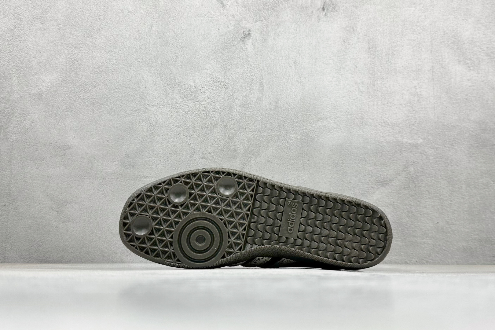 图片[4]-YH长青福利  AD Original Samba OG 复古经典轻便板鞋 带有装饰的超锁缝制和无缝的手感 柔软、柔软的皮革造型和标志性的3条纹完成了精致的外观 正规合身鞋带 鞋面上有绒面鞋垫 橡胶鞋底 享受正畸套筒软感 自50年代首次亮相以来就一直在赢得粉丝的青睐！ 货号：B75807-选品中心