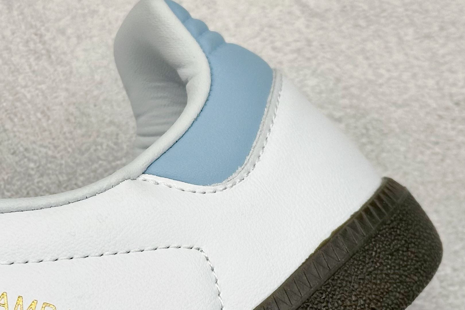 图片[9]-YH长青福利  AD Original Samba OG 复古经典轻便板鞋 带有装饰的超锁缝制和无缝的手感 柔软、柔软的皮革造型和标志性的3条纹完成了精致的外观 正规合身鞋带 鞋面上有绒面鞋垫 橡胶鞋底 享受正畸套筒软感 自50年代首次亮相以来就一直在赢得粉丝的青睐！ 货号：ID2055-选品中心