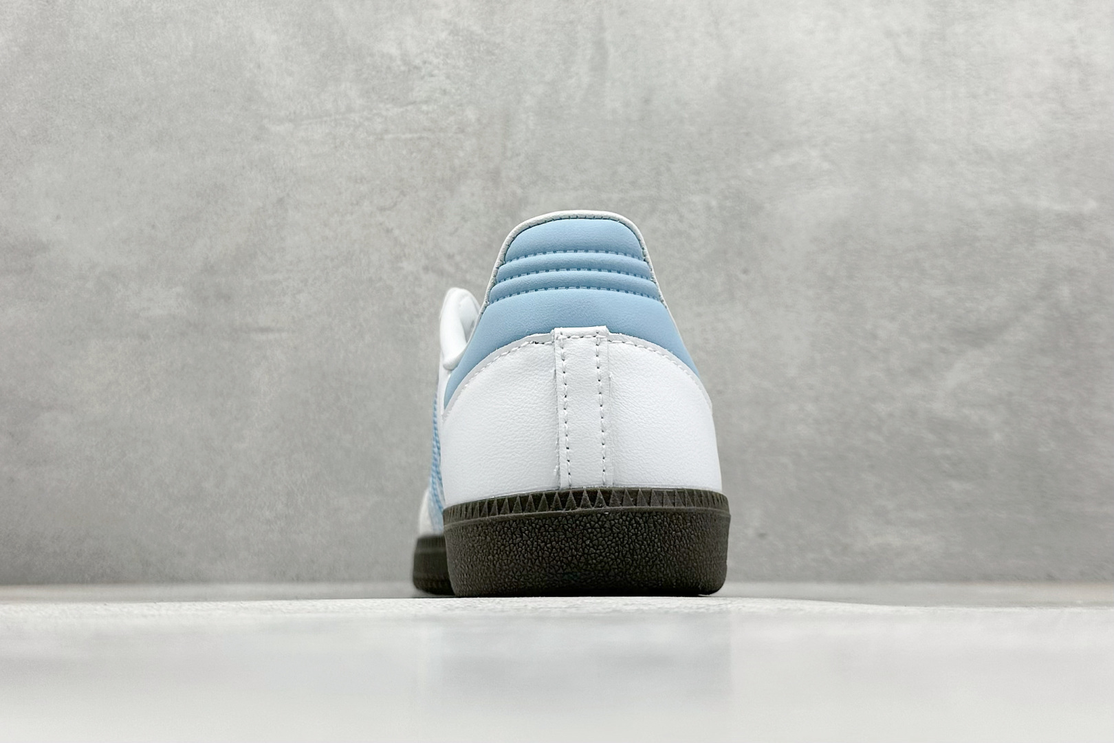 图片[6]-YH长青福利  AD Original Samba OG 复古经典轻便板鞋 带有装饰的超锁缝制和无缝的手感 柔软、柔软的皮革造型和标志性的3条纹完成了精致的外观 正规合身鞋带 鞋面上有绒面鞋垫 橡胶鞋底 享受正畸套筒软感 自50年代首次亮相以来就一直在赢得粉丝的青睐！ 货号：ID2055-选品中心