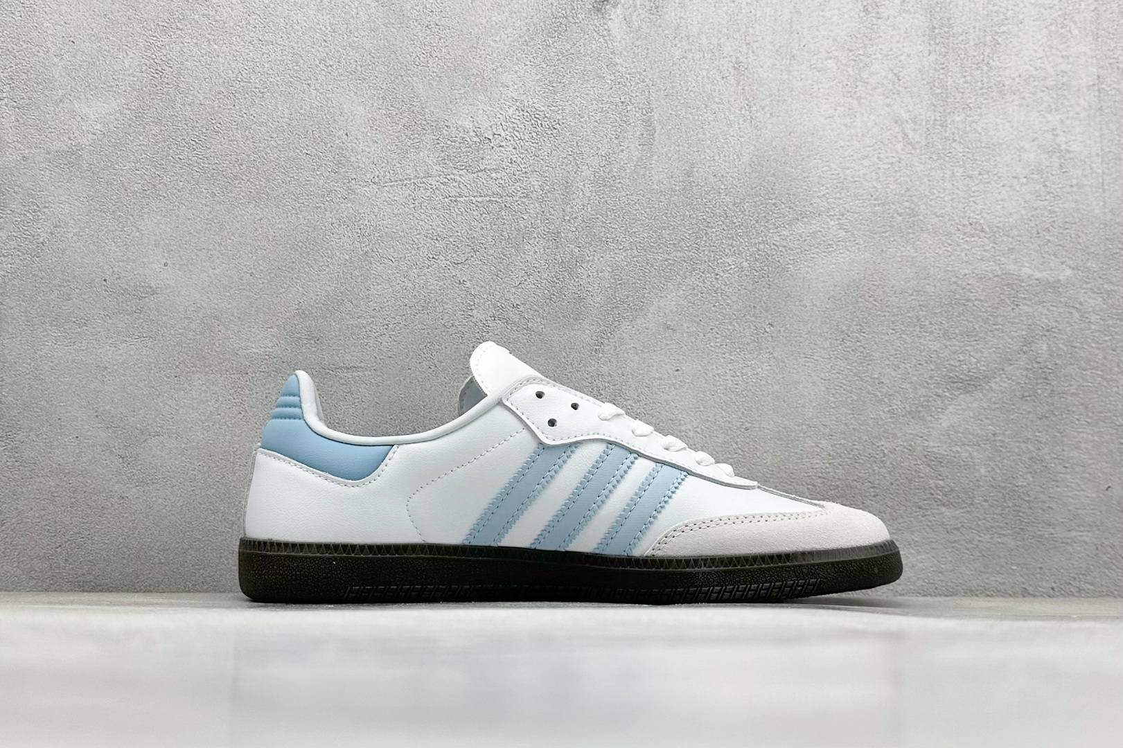 图片[2]-YH长青福利  AD Original Samba OG 复古经典轻便板鞋 带有装饰的超锁缝制和无缝的手感 柔软、柔软的皮革造型和标志性的3条纹完成了精致的外观 正规合身鞋带 鞋面上有绒面鞋垫 橡胶鞋底 享受正畸套筒软感 自50年代首次亮相以来就一直在赢得粉丝的青睐！ 货号：ID2055-选品中心