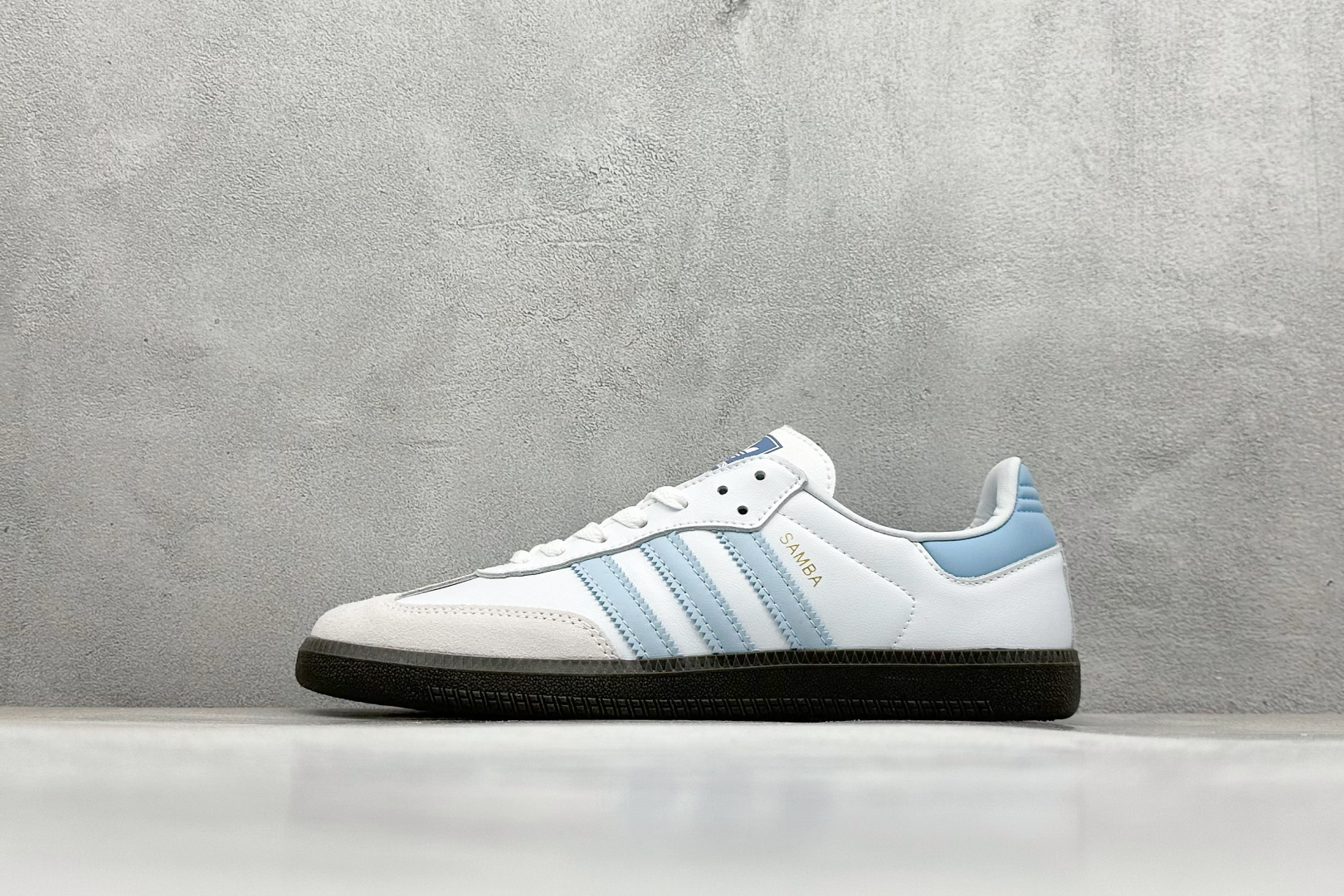 YH长青福利 AD Original Samba OG 复古经典轻便板鞋 带有装饰的超锁缝制和无缝的手感 柔软、柔软的皮革造型和标志性的3条纹完成了精致的外观 正规合身鞋带 鞋面上有绒面鞋垫 橡胶鞋底 享受正畸套筒软感 自50年代首次亮相以来就一直在赢得粉丝的青睐! 货号:ID2055-选品中心