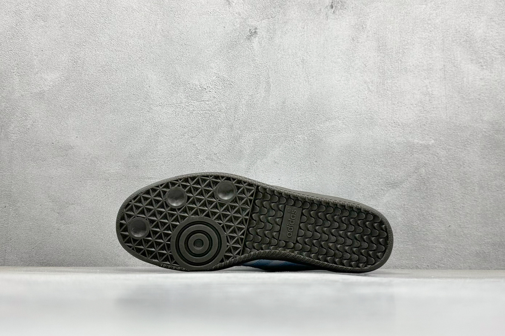 图片[4]-YH长青福利  AD Original Samba OG 复古经典轻便板鞋 带有装饰的超锁缝制和无缝的手感 柔软、柔软的皮革造型和标志性的3条纹完成了精致的外观 正规合身鞋带 鞋面上有绒面鞋垫 橡胶鞋底 享受正畸套筒软感 自50年代首次亮相以来就一直在赢得粉丝的青睐！ 货号：ID2055-选品中心