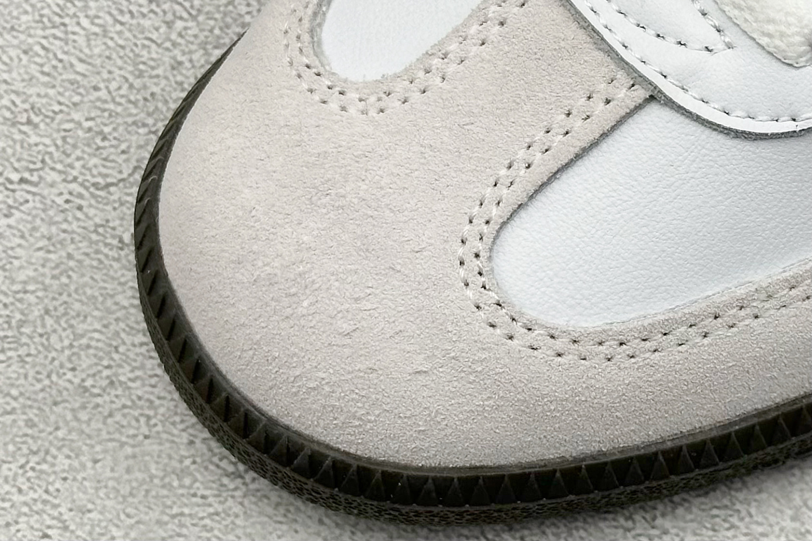 图片[7]-YH长青福利  AD Original Samba OG 复古经典轻便板鞋 带有装饰的超锁缝制和无缝的手感 柔软、柔软的皮革造型和标志性的3条纹完成了精致的外观 正规合身鞋带 鞋面上有绒面鞋垫 橡胶鞋底 享受正畸套筒软感 自50年代首次亮相以来就一直在赢得粉丝的青睐！ 货号：ID2055-选品中心