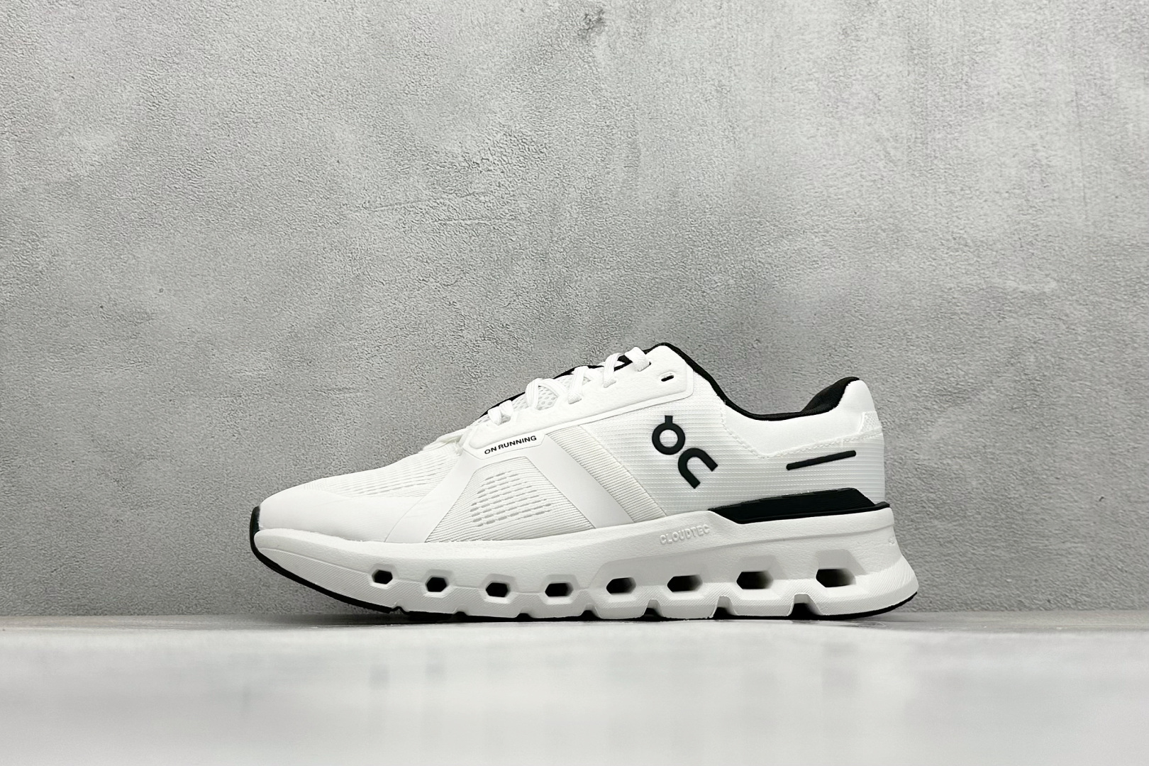 XD版On昂跑 Cloudtilt 2 Waterproof 户外街头机能风跑步鞋 Cloud Hi Edge户外机能融合街头潮流 越界开启全新都市探索 CloudTec®专利科技鞋底搭载耐温耐用革新中底泡棉 同时以摇椅圆弧的机能感轮廓 带来流畅平稳的迈步 轻量透气的工程网格结合环保人造麂皮 衬托出活力醒目的视觉效果 饰有品牌Logo的TPU鞋带扣 让系带方式别具一格 是日常穿搭、旅行和城市探索的理想之选 尺码： 36 36.5 37.5 38 38.5 39 40 40.5 41 42 42.5 43 44 44.5 45-选品中心