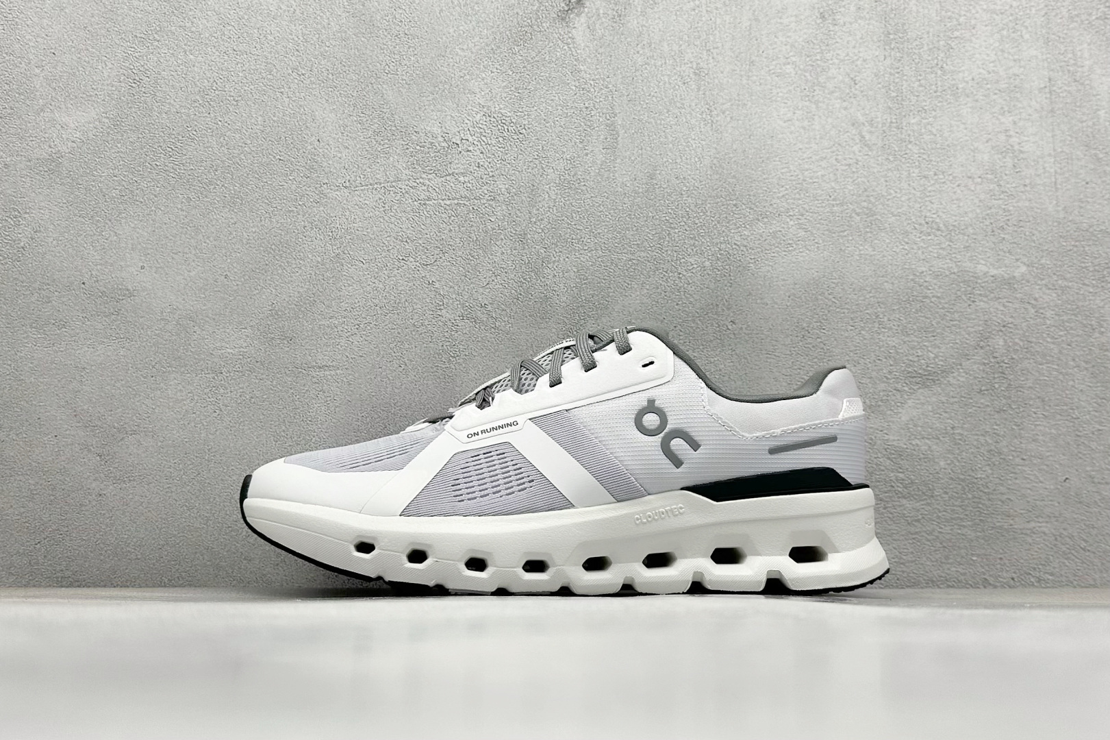 XD版On昂跑 Cloudtilt 2 Waterproof 户外街头机能风跑步鞋 Cloud Hi Edge户外机能融合街头潮流 越界开启全新都市探索 CloudTec®专利科技鞋底搭载耐温耐用革新中底泡棉 同时以摇椅圆弧的机能感轮廓 带来流畅平稳的迈步 轻量透气的工程网格结合环保人造麂皮 衬托出活力醒目的视觉效果 饰有品牌Logo的TPU鞋带扣 让系带方式别具一格 是日常穿搭、旅行和城市探索的理想之选 尺码： 36 36.5 37.5 38 38.5 39 40 40.5 41 42 42.5 43 44 44.5 45-选品中心