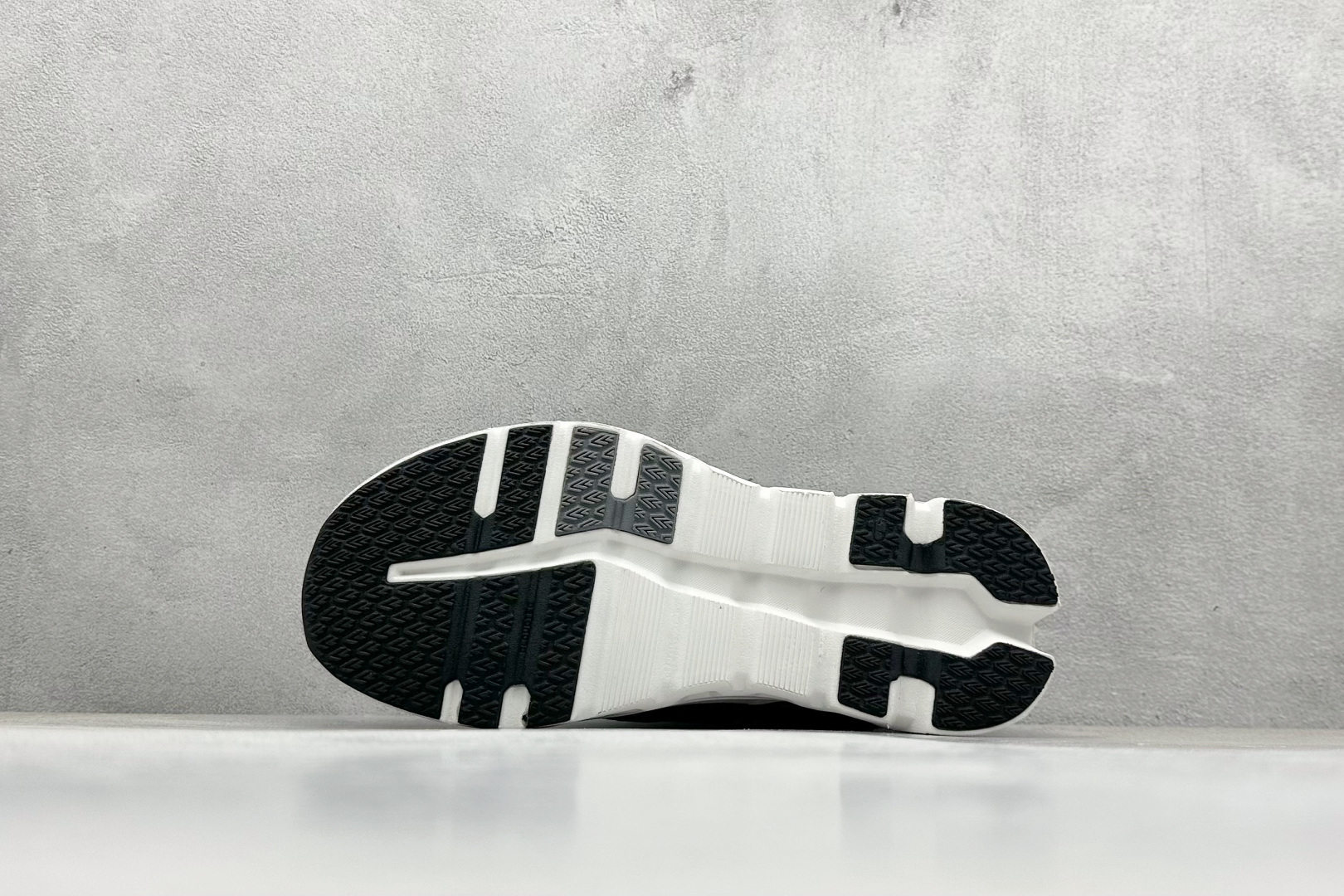 图片[4]-XD版On昂跑 Cloudtilt 2 Waterproof 户外街头机能风跑步鞋 Cloud Hi Edge户外机能融合街头潮流 越界开启全新都市探索 CloudTec®专利科技鞋底搭载耐温耐用革新中底泡棉 同时以摇椅圆弧的机能感轮廓 带来流畅平稳的迈步 轻量透气的工程网格结合环保人造麂皮 衬托出活力醒目的视觉效果 饰有品牌Logo的TPU鞋带扣 让系带方式别具一格 是日常穿搭、旅行和城市探索的理想之选 尺码： 36 36.5 37.5 38 38.5 39 40 40.5 41 42 42.5 43 44 44.5 45-选品中心