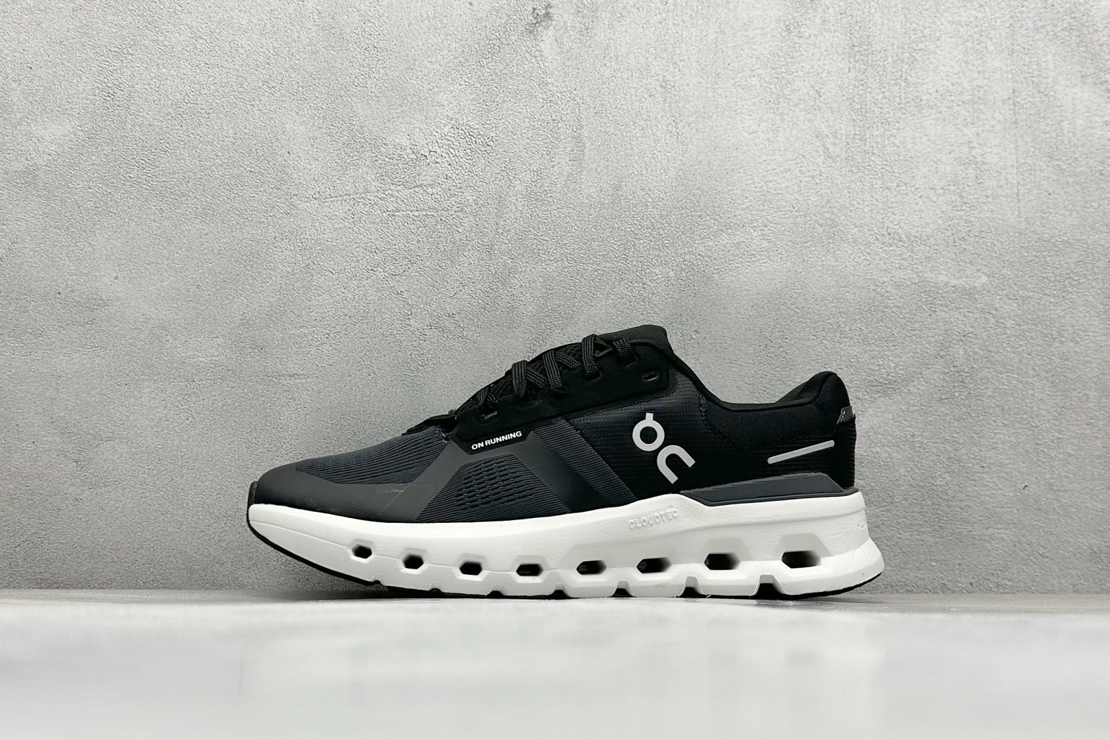 XD版On昂跑 Cloudtilt 2 Waterproof 户外街头机能风跑步鞋 Cloud Hi Edge户外机能融合街头潮流 越界开启全新都市探索 CloudTec®专利科技鞋底搭载耐温耐用革新中底泡棉 同时以摇椅圆弧的机能感轮廓 带来流畅平稳的迈步 轻量透气的工程网格结合环保人造麂皮 衬托出活力醒目的视觉效果 饰有品牌Logo的TPU鞋带扣 让系带方式别具一格 是日常穿搭、旅行和城市探索的理想之选 尺码： 36 36.5 37.5 38 38.5 39 40 40.5 41 42 42.5 43 44 44.5 45-选品中心