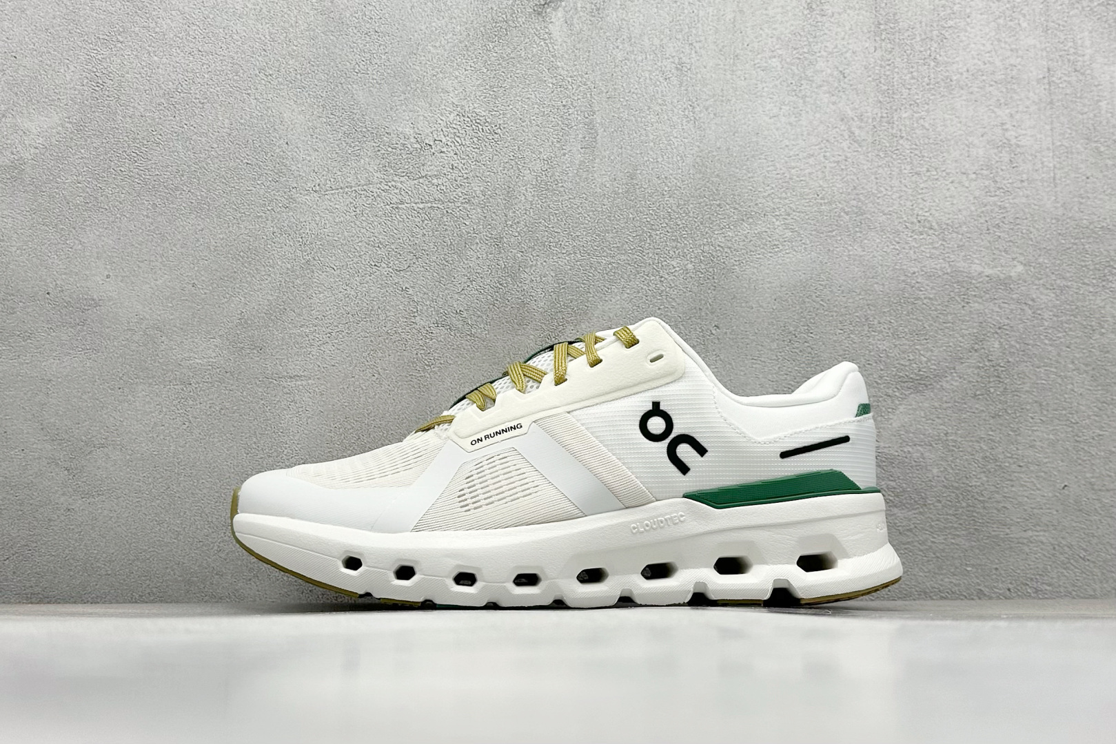 XD版On昂跑 Cloudtilt 2 Waterproof 户外街头机能风跑步鞋 Cloud Hi Edge户外机能融合街头潮流 越界开启全新都市探索 CloudTec®专利科技鞋底搭载耐温耐用革新中底泡棉 同时以摇椅圆弧的机能感轮廓 带来流畅平稳的迈步 轻量透气的工程网格结合环保人造麂皮 衬托出活力醒目的视觉效果 饰有品牌Logo的TPU鞋带扣 让系带方式别具一格 是日常穿搭、旅行和城市探索的理想之选 尺码： 36 36.5 37.5 38 38.5 39 40 40.5 41 42 42.5 43 44 44.5 45-选品中心