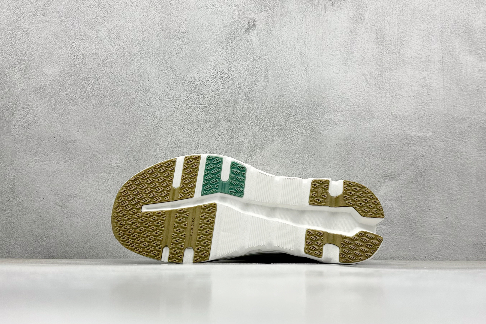 图片[4]-XD版On昂跑 Cloudtilt 2 Waterproof 户外街头机能风跑步鞋 Cloud Hi Edge户外机能融合街头潮流 越界开启全新都市探索 CloudTec®专利科技鞋底搭载耐温耐用革新中底泡棉 同时以摇椅圆弧的机能感轮廓 带来流畅平稳的迈步 轻量透气的工程网格结合环保人造麂皮 衬托出活力醒目的视觉效果 饰有品牌Logo的TPU鞋带扣 让系带方式别具一格 是日常穿搭、旅行和城市探索的理想之选 尺码： 36 36.5 37.5 38 38.5 39 40 40.5 41 42 42.5 43 44 44.5 45-选品中心