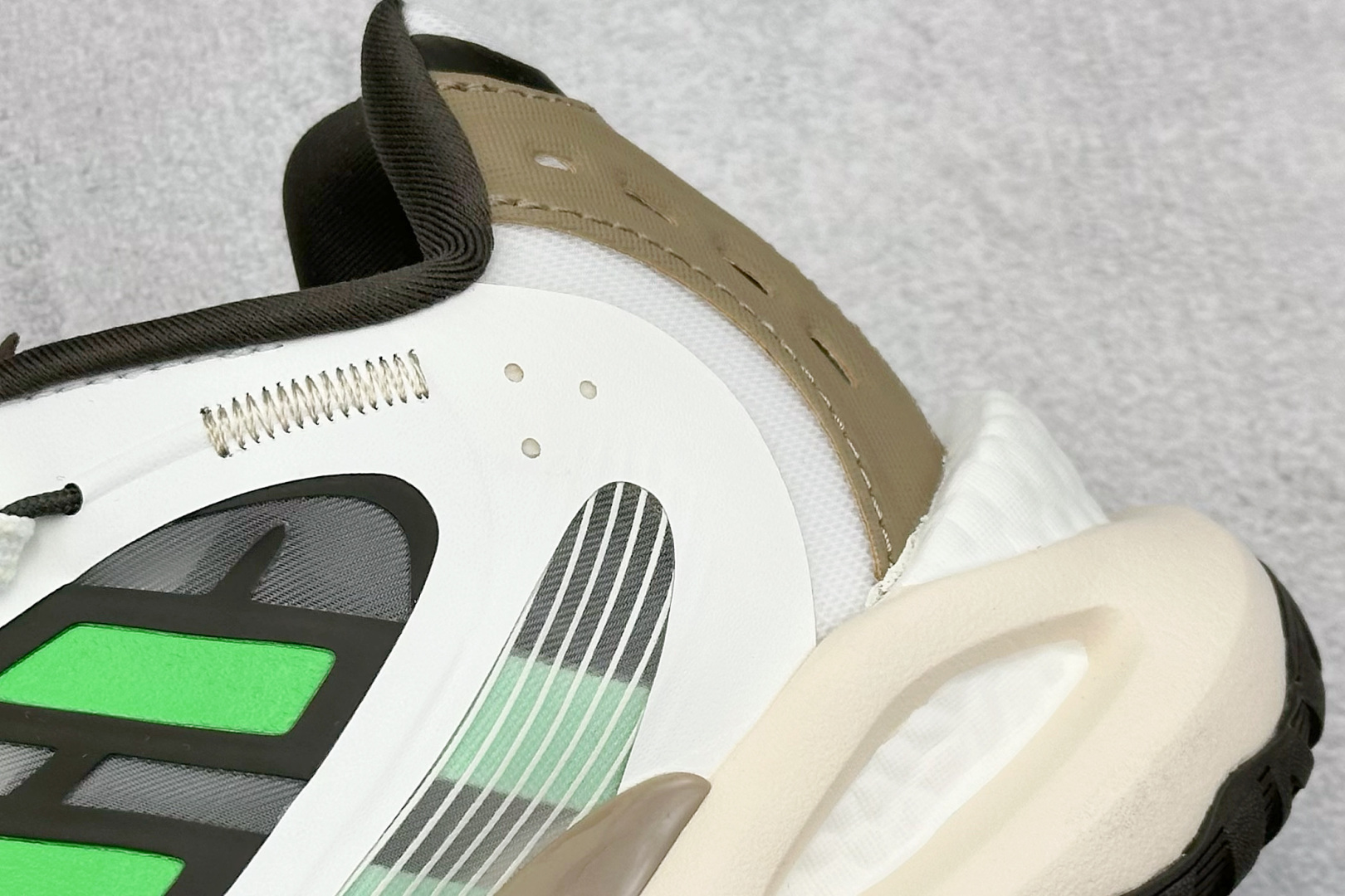 AdidCLIMACOOL XLG 4.0 复古休闲老爹鞋 鞋面是透气网面和皮革拼接 脚感轻盈 不闷汗 每次穿着跑步都感觉脚底在自由呼吸 鞋底是adidas经典的防滑设计 纹路很深 抓地力超稳 低帮设计很显脚踝纤细 却不失满满的包围安全感 JQ4942 Size：36 36.5 37 38 38.5 39 40 40.5 41 42 42.5 43 44 45 编码：34