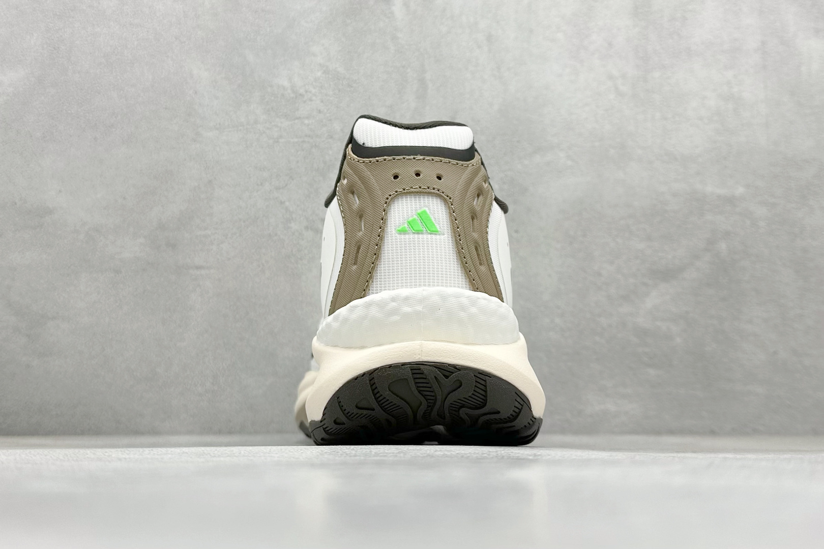 AdidCLIMACOOL XLG 4.0 复古休闲老爹鞋 鞋面是透气网面和皮革拼接 脚感轻盈 不闷汗 每次穿着跑步都感觉脚底在自由呼吸 鞋底是adidas经典的防滑设计 纹路很深 抓地力超稳 低帮设计很显脚踝纤细 却不失满满的包围安全感 JQ4942 Size：36 36.5 37 38 38.5 39 40 40.5 41 42 42.5 43 44 45 编码：34