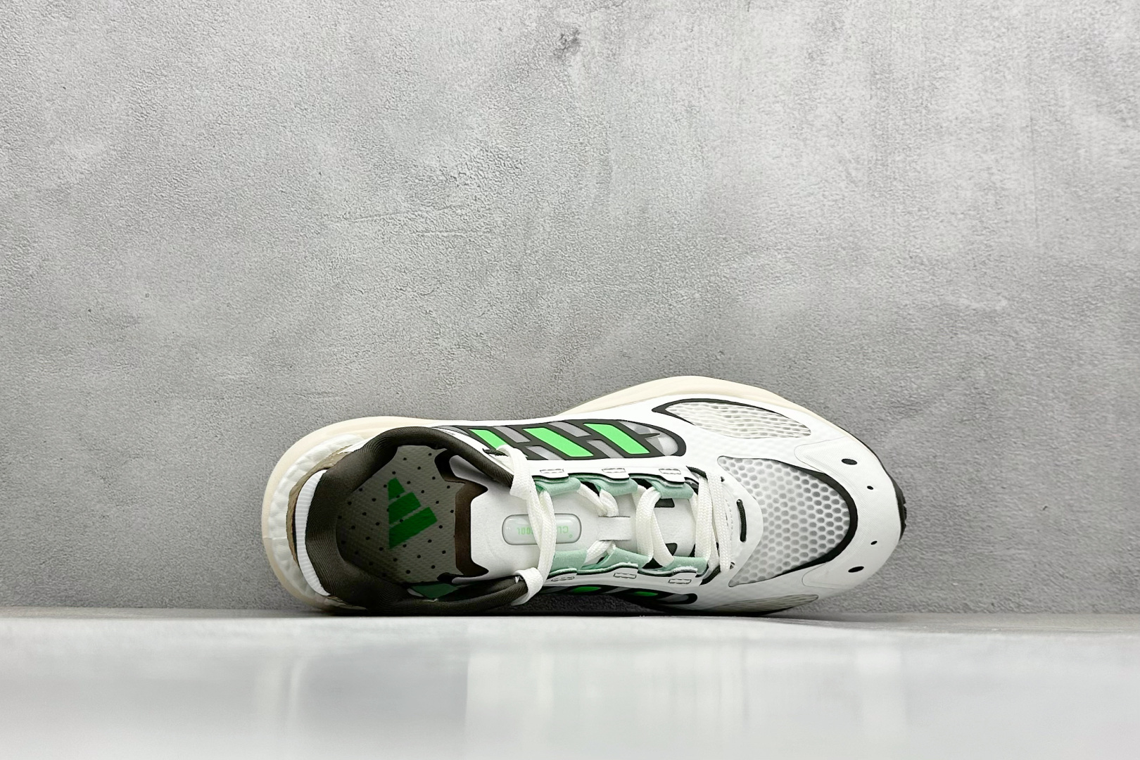AdidCLIMACOOL XLG 4.0 复古休闲老爹鞋 鞋面是透气网面和皮革拼接 脚感轻盈 不闷汗 每次穿着跑步都感觉脚底在自由呼吸 鞋底是adidas经典的防滑设计 纹路很深 抓地力超稳 低帮设计很显脚踝纤细 却不失满满的包围安全感 JQ4942 Size：36 36.5 37 38 38.5 39 40 40.5 41 42 42.5 43 44 45 编码：34