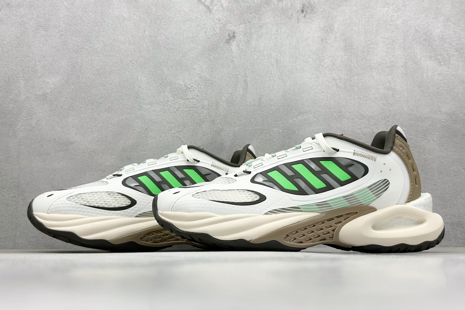 AdidCLIMACOOL XLG 4.0 复古休闲老爹鞋 鞋面是透气网面和皮革拼接 脚感轻盈 不闷汗 每次穿着跑步都感觉脚底在自由呼吸 鞋底是adidas经典的防滑设计 纹路很深 抓地力超稳 低帮设计很显脚踝纤细 却不失满满的包围安全感 JQ4942 Size：36 36.5 37 38 38.5 39 40 40.5 41 42 42.5 43 44 45 编码：34