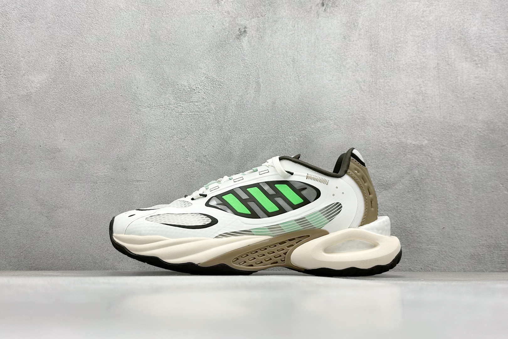 AdidCLIMACOOL XLG 4.0 复古休闲老爹鞋 鞋面是透气网面和皮革拼接 脚感轻盈 不闷汗 每次穿着跑步都感觉脚底在自由呼吸 鞋底是adidas经典的防滑设计 纹路很深 抓地力超稳 低帮设计很显脚踝纤细 却不失满满的包围安全感 JQ4942 Size：36 36.5 37 38 38.5 39 40 40.5 41 42 42.5 43 44 45 编码：34