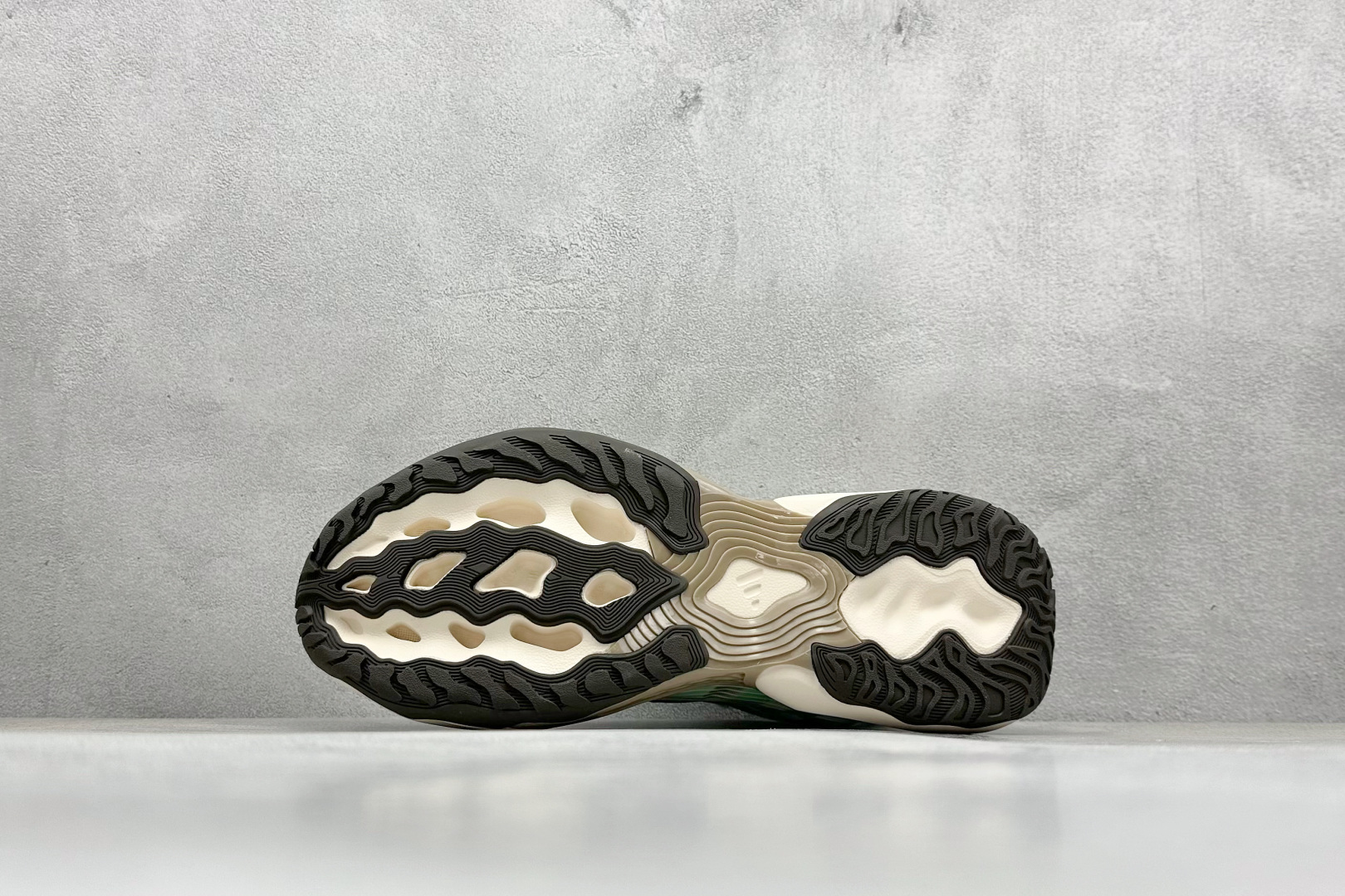 AdidCLIMACOOL XLG 4.0 复古休闲老爹鞋 鞋面是透气网面和皮革拼接 脚感轻盈 不闷汗 每次穿着跑步都感觉脚底在自由呼吸 鞋底是adidas经典的防滑设计 纹路很深 抓地力超稳 低帮设计很显脚踝纤细 却不失满满的包围安全感 JQ4942 Size：36 36.5 37 38 38.5 39 40 40.5 41 42 42.5 43 44 45 编码：34