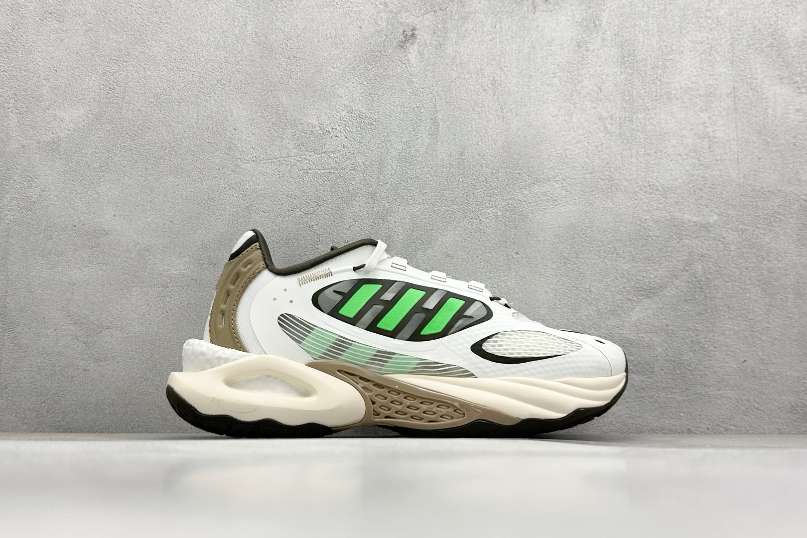 AdidCLIMACOOL XLG 4.0 复古休闲老爹鞋 鞋面是透气网面和皮革拼接 脚感轻盈 不闷汗 每次穿着跑步都感觉脚底在自由呼吸 鞋底是adidas经典的防滑设计 纹路很深 抓地力超稳 低帮设计很显脚踝纤细 却不失满满的包围安全感 JQ4942 Size：36 36.5 37 38 38.5 39 40 40.5 41 42 42.5 43 44 45 编码：34