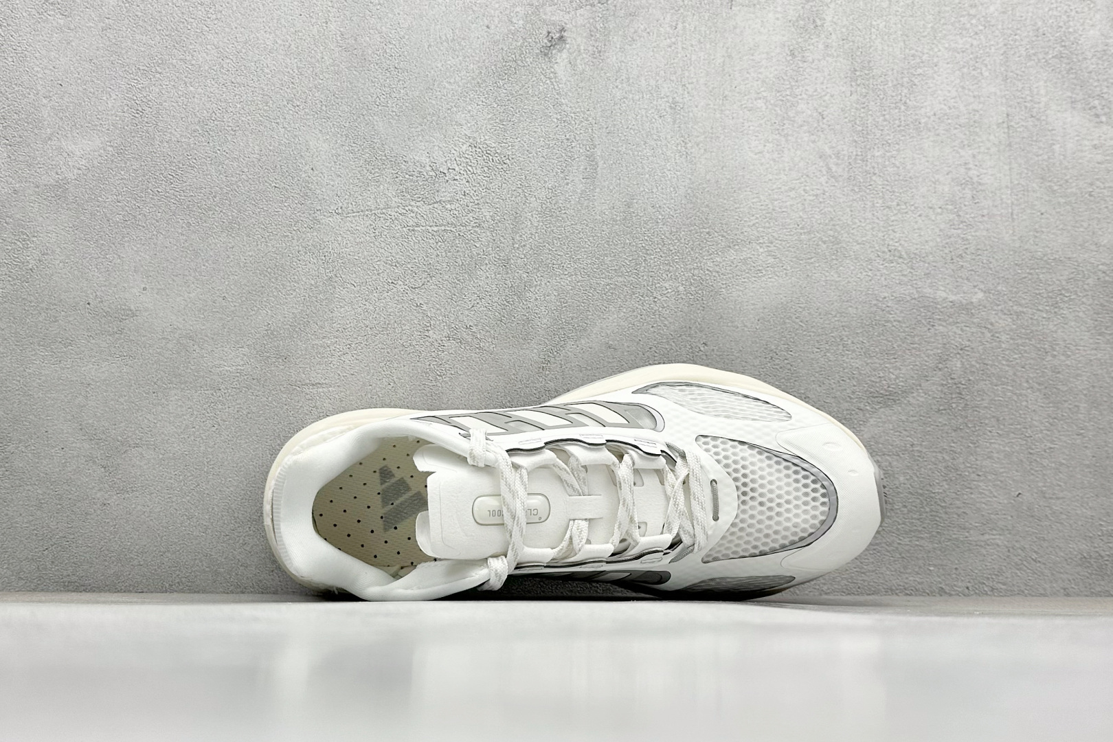 AdidCLIMACOOL XLG 4.0 复古休闲老爹鞋 鞋面是透气网面和皮革拼接 JQ4945