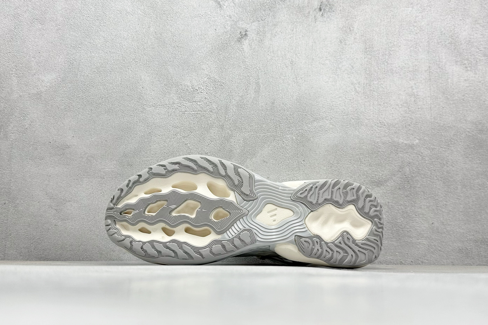 AdidCLIMACOOL XLG 4.0 复古休闲老爹鞋 鞋面是透气网面和皮革拼接 JQ4945