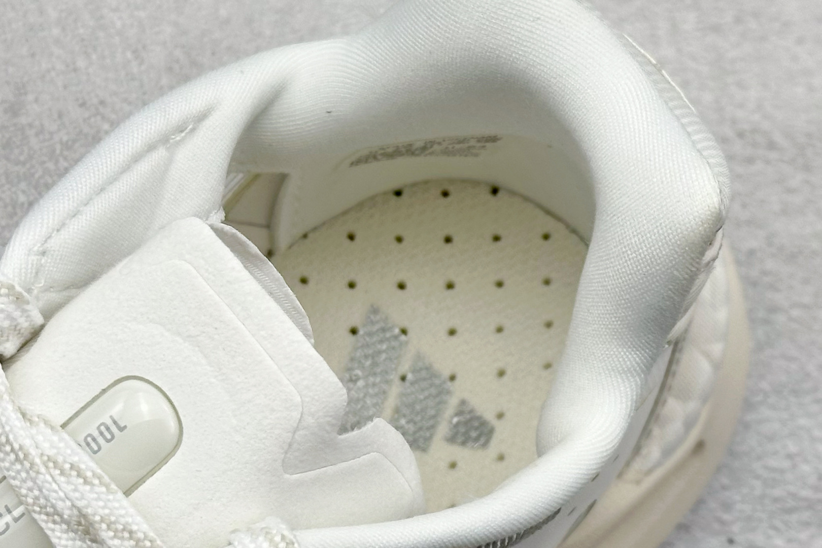 AdidCLIMACOOL XLG 4.0 复古休闲老爹鞋 鞋面是透气网面和皮革拼接 JQ4945