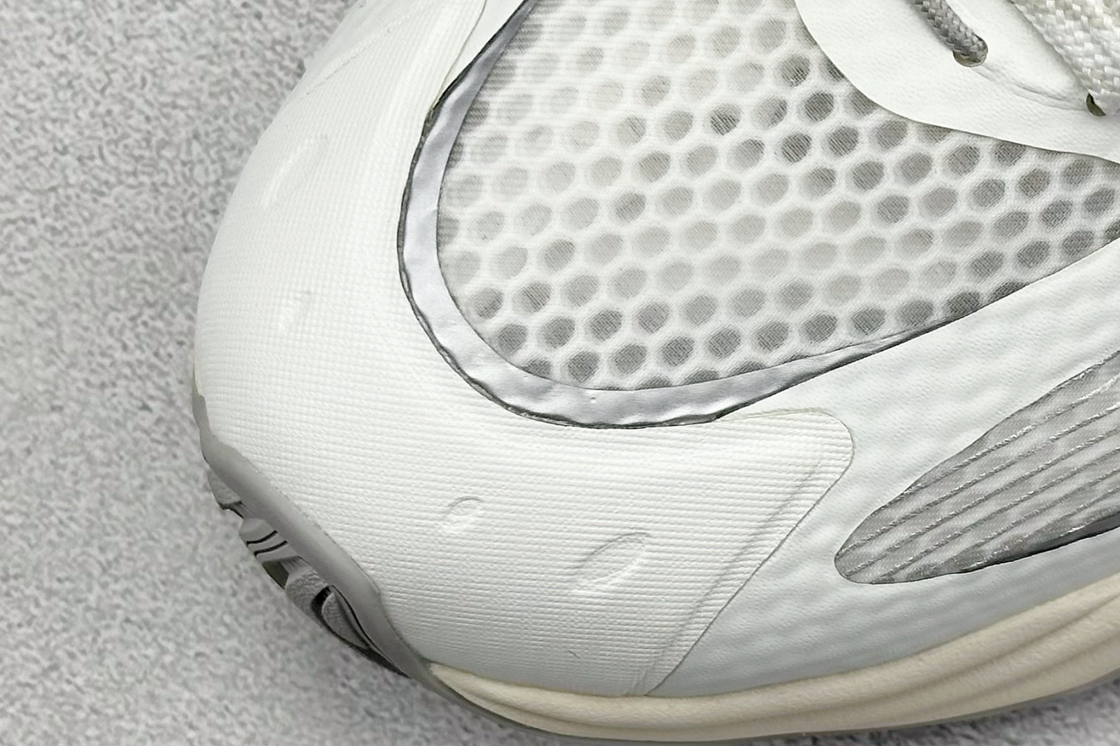 AdidCLIMACOOL XLG 4.0 复古休闲老爹鞋 鞋面是透气网面和皮革拼接 JQ4945