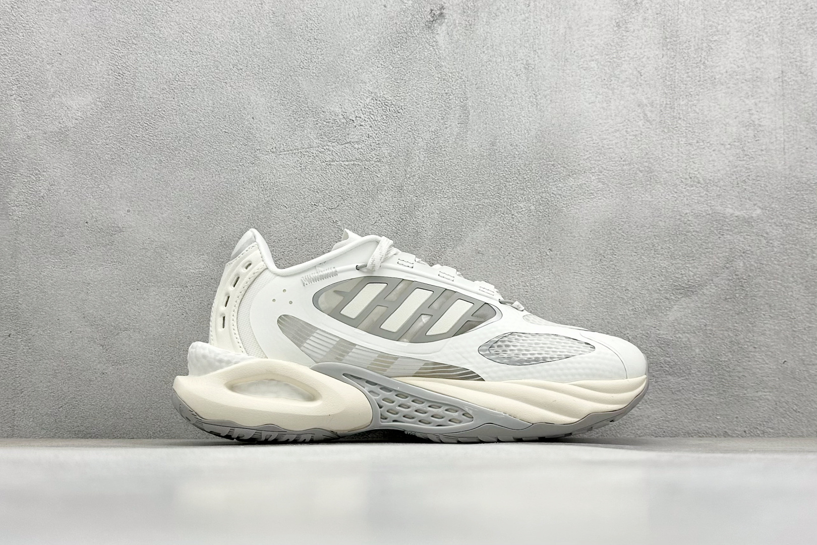 AdidCLIMACOOL XLG 4.0 复古休闲老爹鞋 鞋面是透气网面和皮革拼接 JQ4945