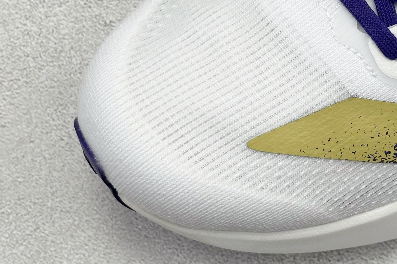 
RS版 Adidas Adizero Evo SL 阿迪超轻透气缓震跑鞋
整体外观造型与adiZer