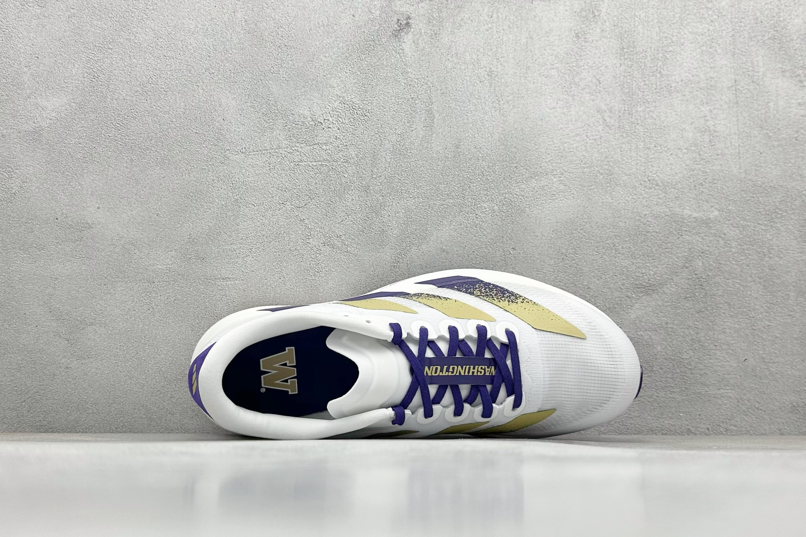 
RS版 Adidas Adizero Evo SL 阿迪超轻透气缓震跑鞋
整体外观造型与adiZer