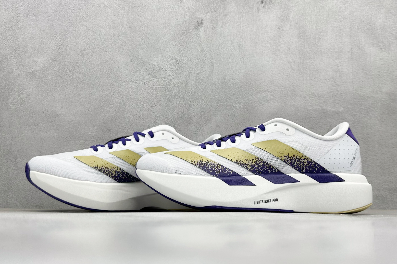 
RS版 Adidas Adizero Evo SL 阿迪超轻透气缓震跑鞋
整体外观造型与adiZer