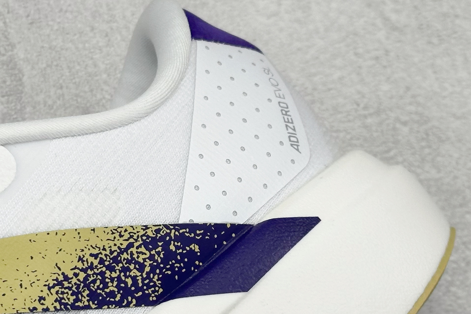 
RS版 Adidas Adizero Evo SL 阿迪超轻透气缓震跑鞋
整体外观造型与adiZer