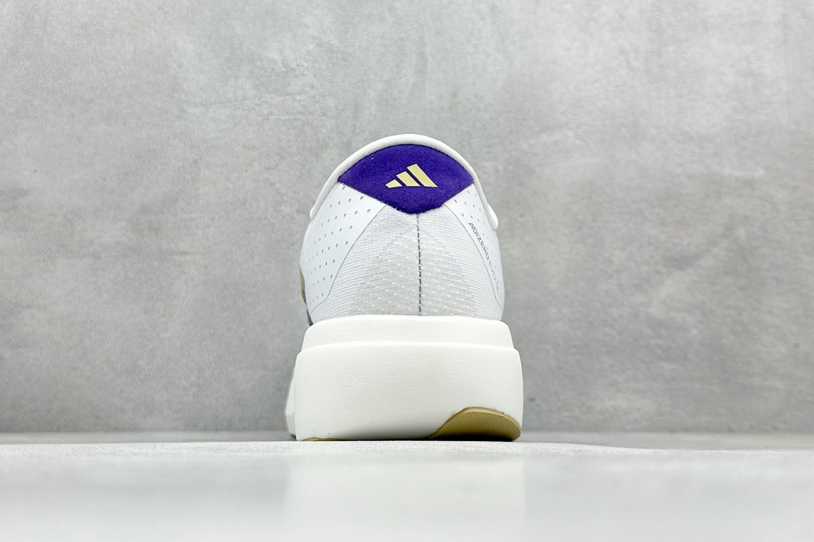 
RS版 Adidas Adizero Evo SL 阿迪超轻透气缓震跑鞋
整体外观造型与adiZer