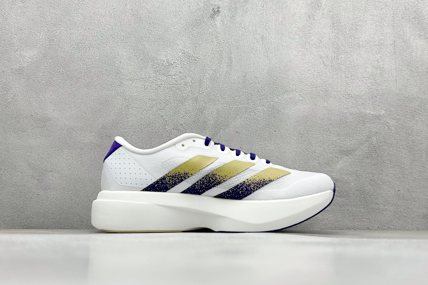 
RS版 Adidas Adizero Evo SL 阿迪超轻透气缓震跑鞋
整体外观造型与adiZer