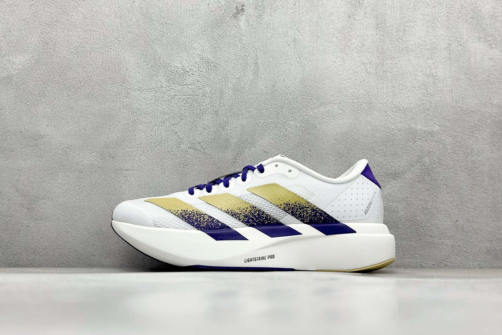 
RS版 Adidas Adizero Evo SL 阿迪超轻透气缓震跑鞋
整体外观造型与adiZer