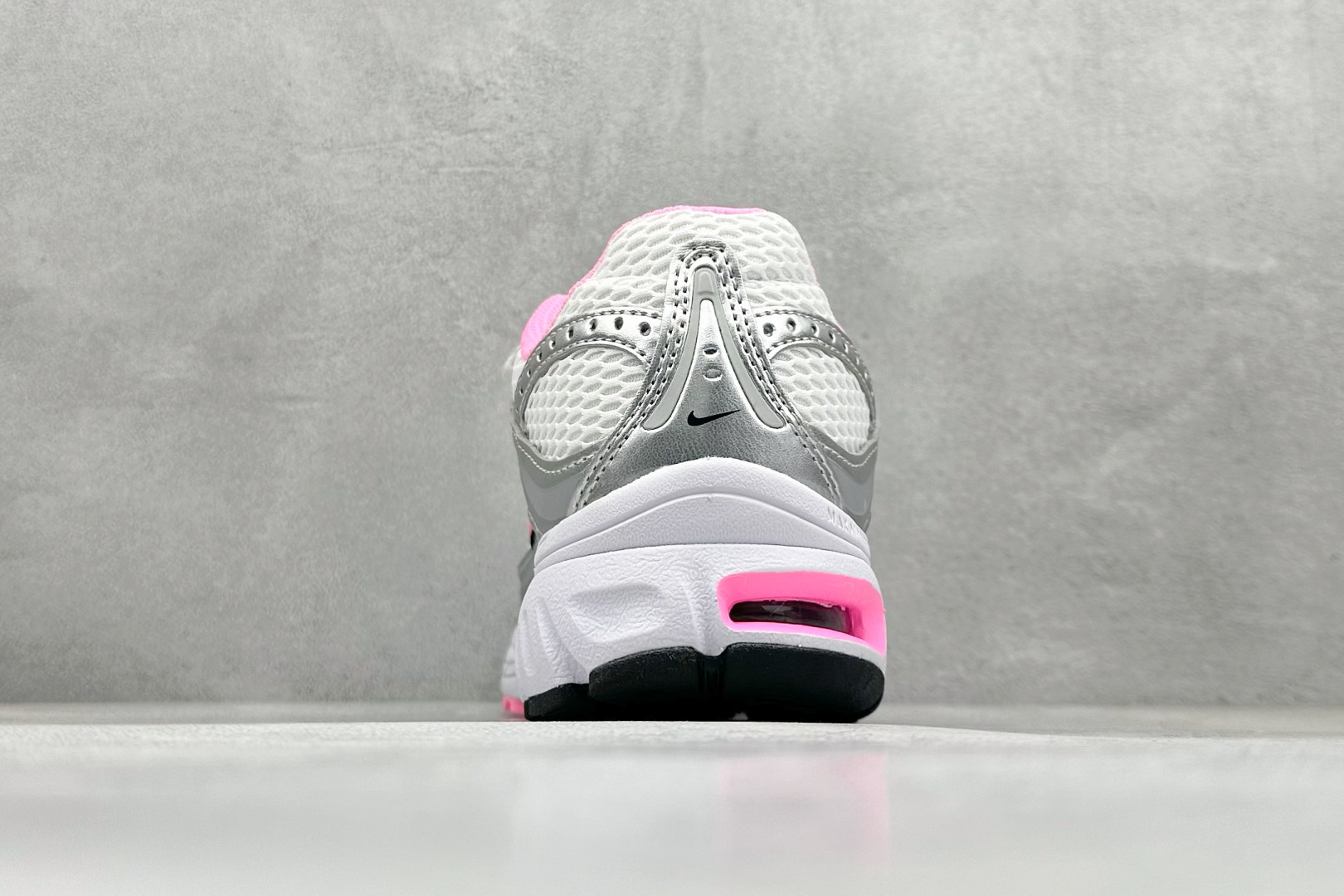Nike Air Max Moto 2K 百搭舒适耐磨 低帮跑步鞋 HQ2056-101