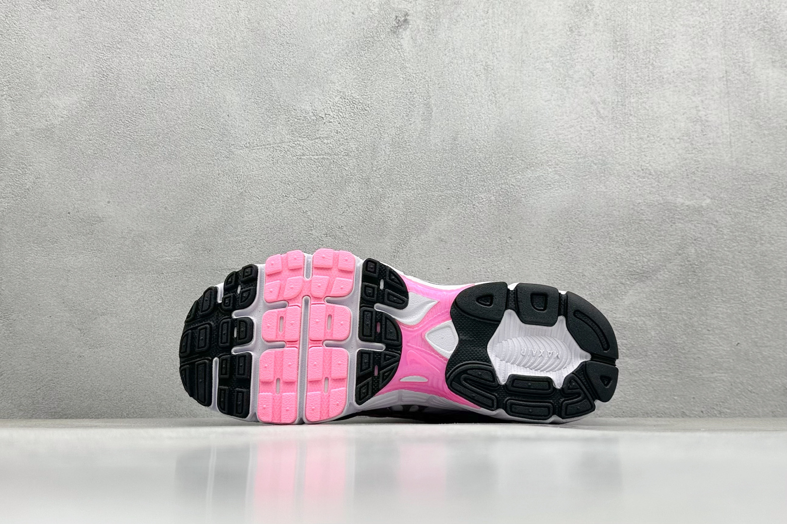 Nike Air Max Moto 2K 百搭舒适耐磨 低帮跑步鞋 HQ2056-101