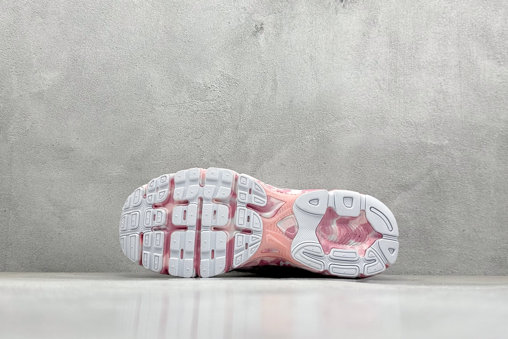 Nike Air Max Moto 2K 百搭舒适耐磨 低帮跑步鞋 HQ2056-108