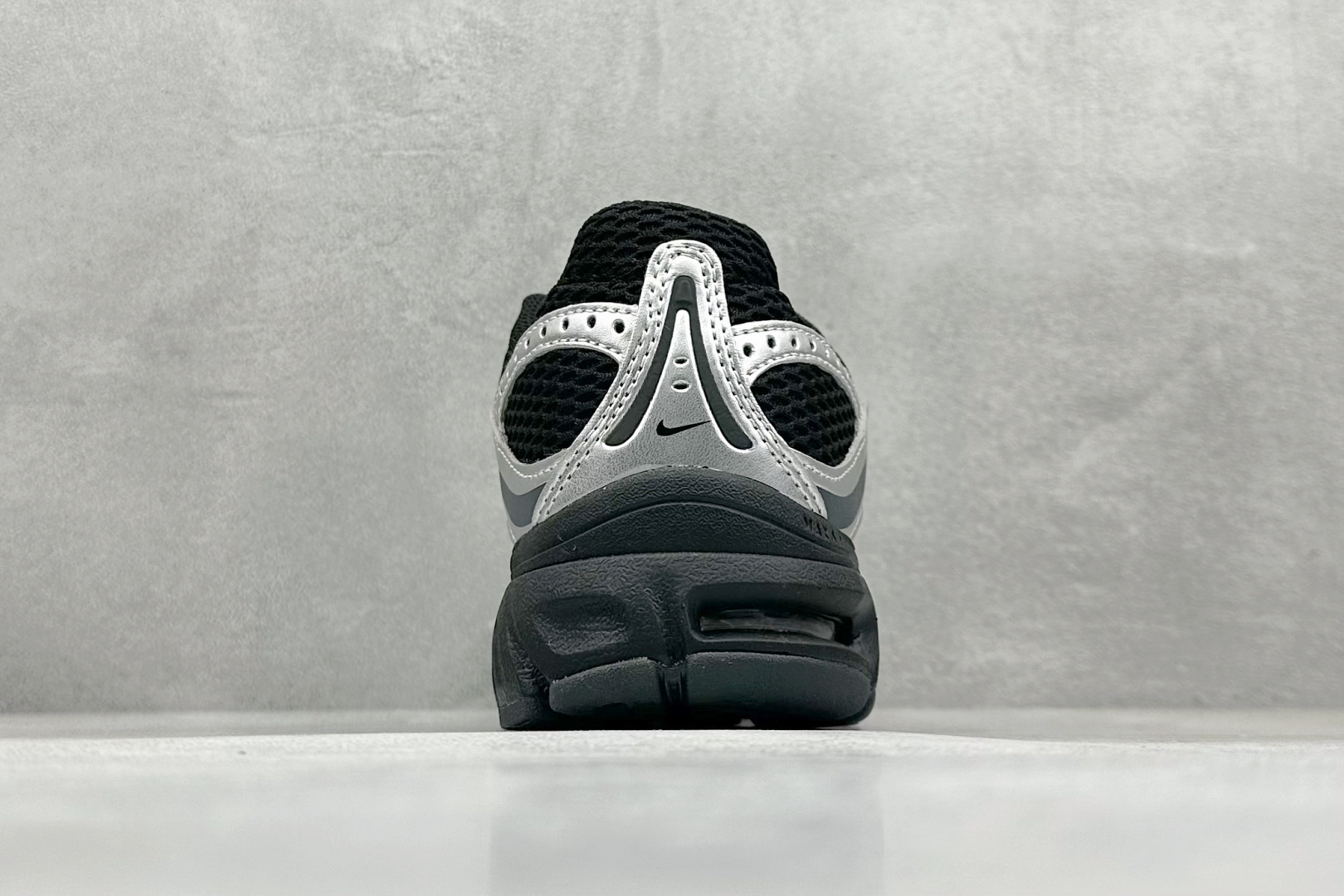Nike Air Max Moto 2K 百搭舒适耐磨 低帮跑步鞋 HQ2056-007