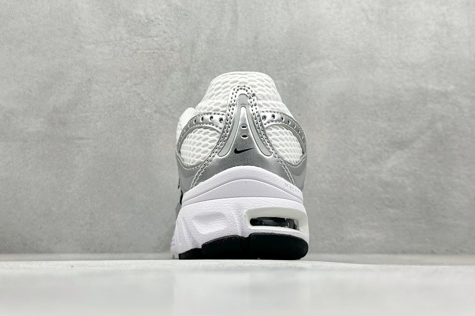 Nike Air Max Moto 2K 百搭舒适耐磨 低帮跑步鞋 HQ2056-103