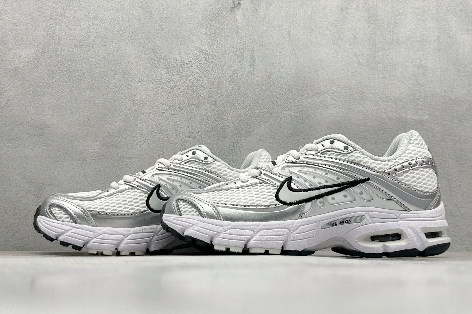 Nike Air Max Moto 2K 百搭舒适耐磨 低帮跑步鞋 HQ2056-103