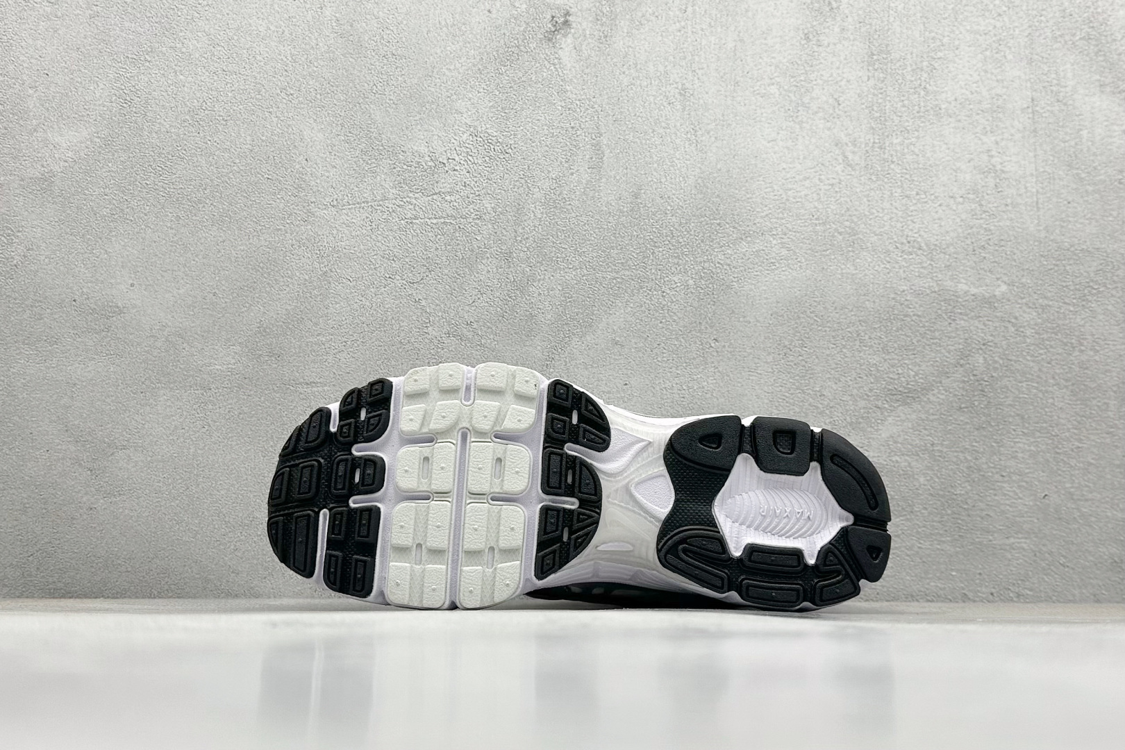 Nike Air Max Moto 2K 百搭舒适耐磨 低帮跑步鞋 HQ2056-103