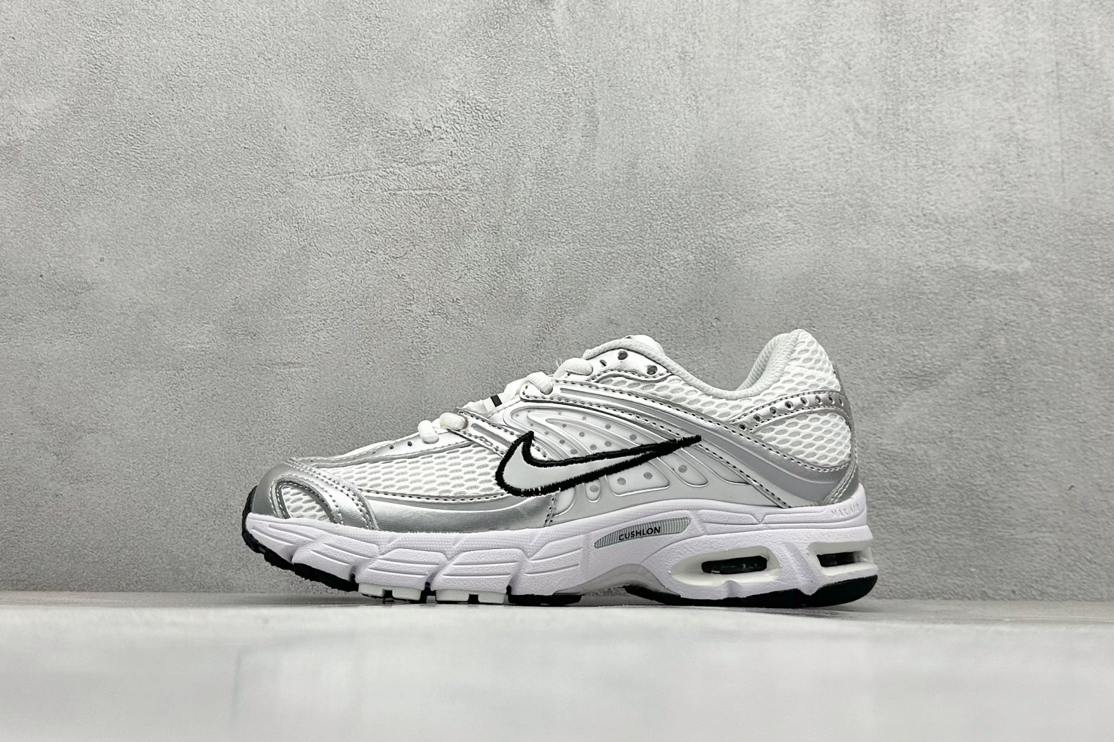Nike Air Max Moto 2K 百搭舒适耐磨 低帮跑步鞋 HQ2056-103