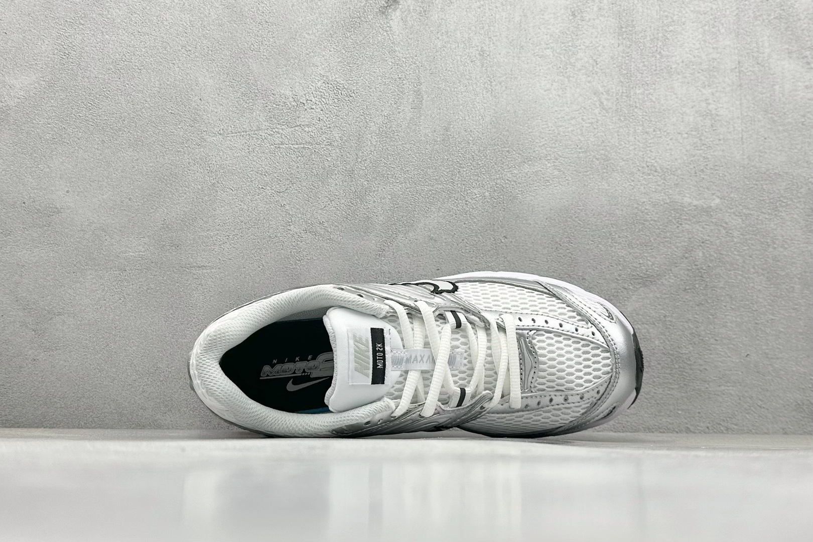 Nike Air Max Moto 2K 百搭舒适耐磨 低帮跑步鞋 HQ2056-103