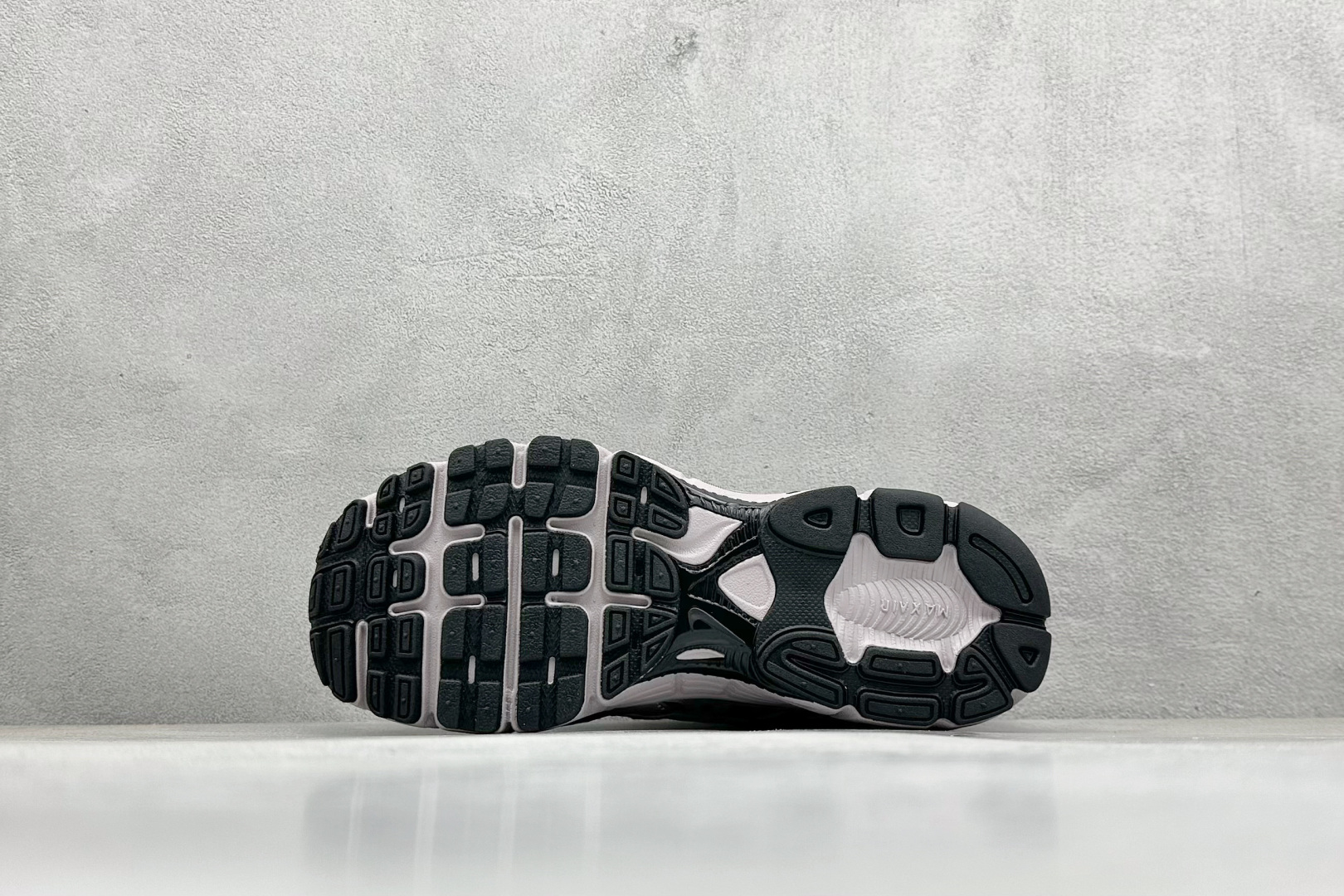 Nike Air Max Moto 2K 百搭舒适耐磨 低帮跑步鞋 HQ2056-200