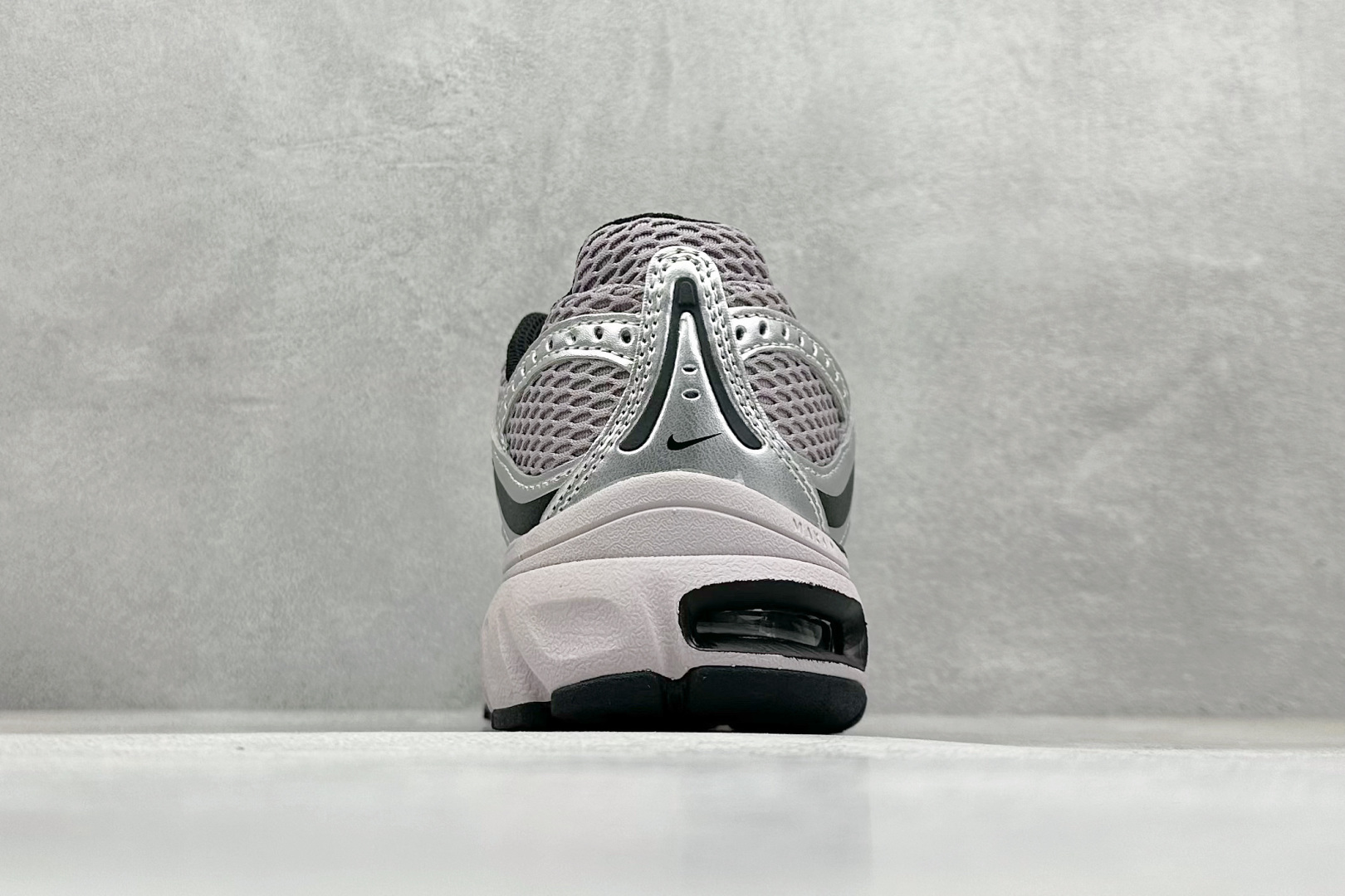 Nike Air Max Moto 2K 百搭舒适耐磨 低帮跑步鞋 HQ2056-200