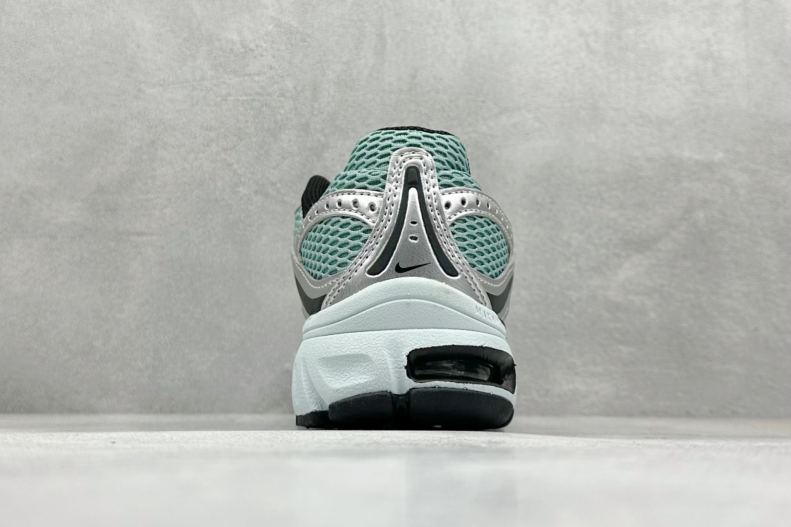 Nike Air Max Moto 2K 百搭舒适耐磨 低帮跑步鞋 HQ2056-006